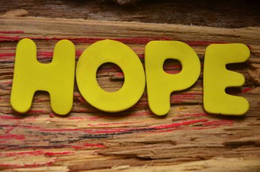 Soyut renkli arkaplanda kelime umudu