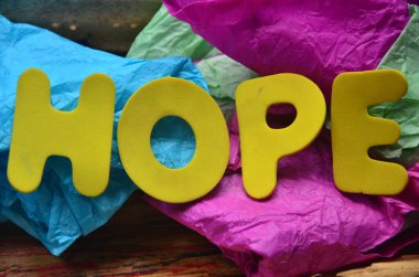 renkli bir arka plan üzerinde kelime umut