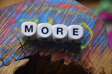 Tahta masa hakkında daha fazla kelime, tahta blok alfabe blok harfleri, güzel kelimeler.