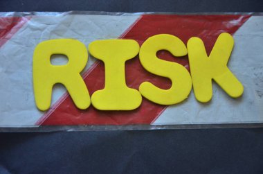 renkli bir arka plan üzerinde kelime risk