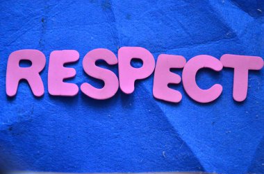 Kelime yazma saygısı. İş fotoğrafında önemli biri olduğun ya da iyi olduğun görülüyor.