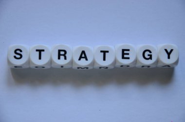 Tahta bloklar üzerine strateji kelimesi