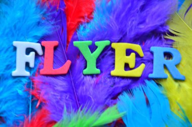 Soyut bir arkaplanda el ilanı tahtası harfleri