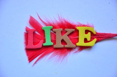 Kırmızı harflerden yapılmış renkli bir kelime.