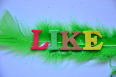 Soyut arkaplanlı kağıttan aşk kelimesi