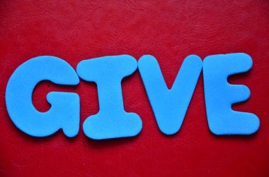 konsept ver. Mavi arkaplandaki ahşap harflerin renkli harfleri.