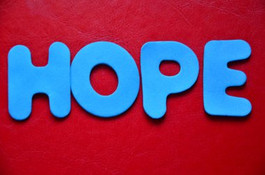 renkli bir arka plan üzerinde kelime umut