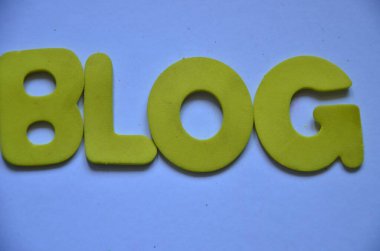 Ahşap bir arka planda blog kelimesi.