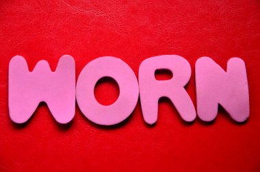 Kırmızı arkaplanda beyaz harflerle 