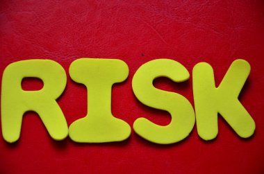 renkli bir arka plan üzerinde kelime risk