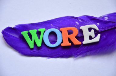 İplikten yapılmış renkli bir kelime