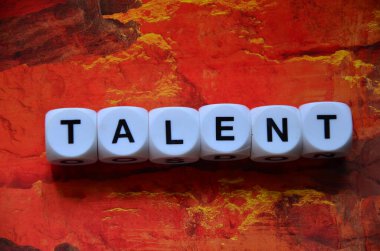 Kırmızı arka planda tahta küplerden yapılmış kelime yeteneği.