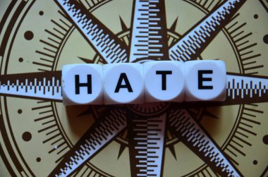 Siyah bir arkaplanda renkli harflerle yazılmış nefret kelimesi.