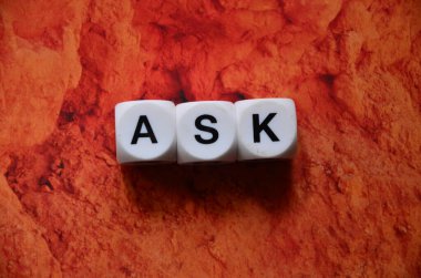 Kırmızı arkaplan ile küplerin üzerindeki soru işareti.