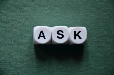 Gri masanın üzerinde 