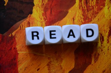 Ahşap arka planda sözcük oku