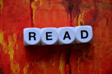 Tahta küplerde metin okunuyor