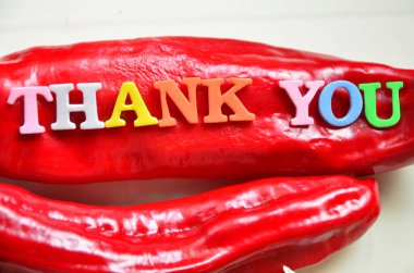 Yazılı kırmızı kalp. Beyaz arkaplanda teşekkürler.