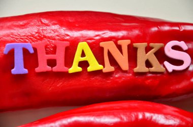 Kırmızı biber ve beyaz arka planda teşekkür.