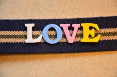 Mavi arka planda aşktan yapılmış sözcük.