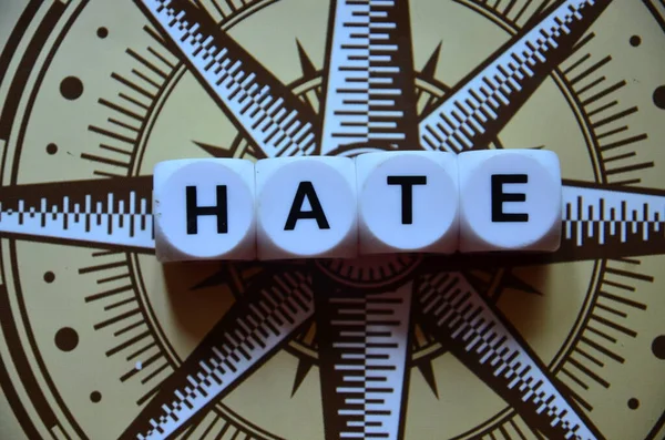 Siyah bir arkaplanda renkli harflerle yazılmış nefret kelimesi.