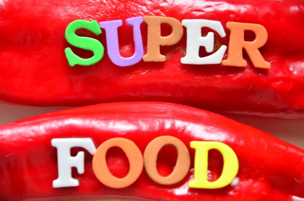 Kırmızı harflerin soyut arka planında süper kelime