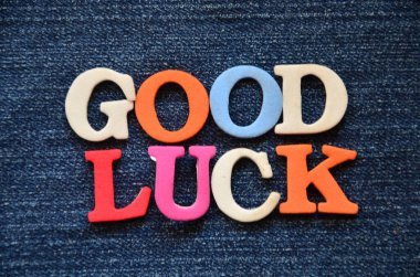 Renkli bir arkaplanda şans ve şans metni.