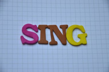 Beyaz arkaplanda alfabe harfi