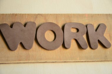 Tahta bir arka planda kelime çalışması