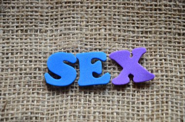 Seks kelimesi renkli bir arkaplanda yazılıdır..