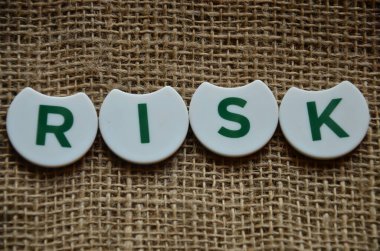 Soyut küp üzerinde risk kelimesi