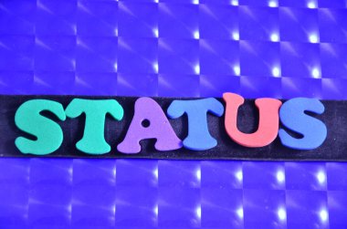 Siyah arkaplanda kelime durumu