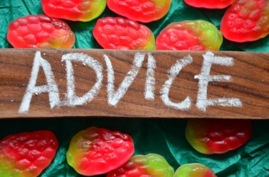 Kavramsal el yazısı tatlı ve yemek yediğini gösteriyor. Yani yemedikleri ya da yemedikleri iyi yemeklere sahip olmak.