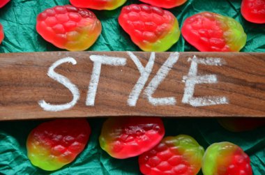 Soyut bir arkaplanda tatlı sözcük