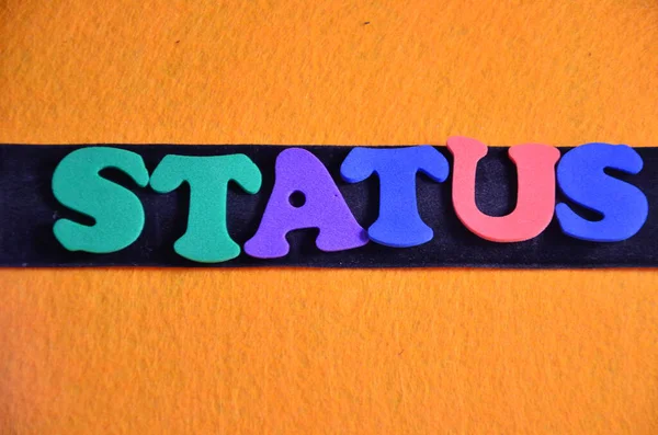 Soyut renkli arkaplanda hayır kelimesi