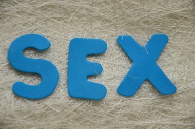 Tahta arka planda seks kelimesi