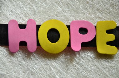 renkli bir arka plan üzerinde kelime umut