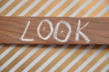 Tahtaya yazılmış kelime aşkı.