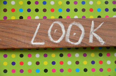 Tahta bir arka planda 