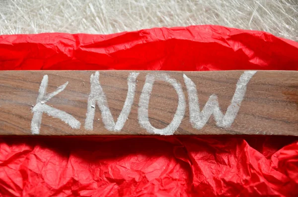 Mesajda seni tanıdığımı gösteriyor. Kavramsal fotoğraf bilginin en önemli kişisi ya da başka bir şey kırmızı kağıda yazılmıştır..