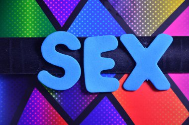 Seks işareti. soyut renkli harfler