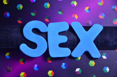 Renkli arkaplanda renkli harflerle seks kelimesi