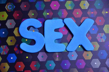 Renkli bir arka planda seks kelimesi