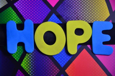 umut - siyah arkaplanda renkli harfler