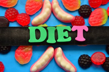 Kelime mesajı tatlı gösteriyor. Diyet ve sağlıklı yaşam tarzı için iş konsepti. Yemek ve diyet. Renkli kağıt. Karton arka planda kalp, aşk işareti.