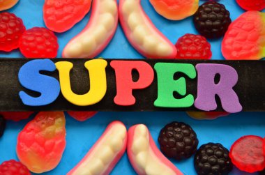 Süper renkli harf ve şekerlemelerden oluşan kelime