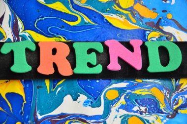 Kelime yazarlığı canlı yayında. Bir aktivite için iş konsepti ya da yırtılmış karton üzerine yazılı bir şey yapmaktan hoşlanmayan bir şey göstermek.