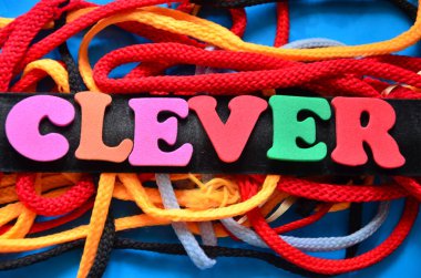 Kelime yazma metni asla ip olmaz. Üstündeki yırtık kağıdın sade arka planında yazılan faaliyetlerden biri olan ticari faaliyet veya eylem kavramı