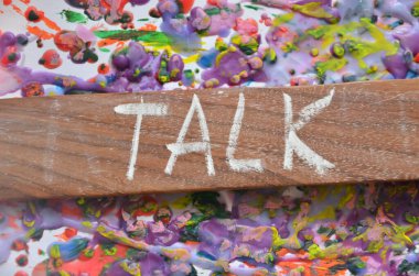 Kelime yazmak beni konuşturuyor. Bilgi ve sohbet arasındaki konuşmayı gösteren iş fotoğrafı