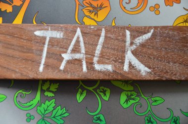 Siyah arka planda tahta harflerden yapılmış kelime konuşması.